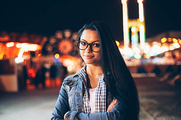 遊園地で眼鏡をかけた美しいアジア女性の肖像 - ferris wheel luna park amusement park carnival ストックフォトと画像