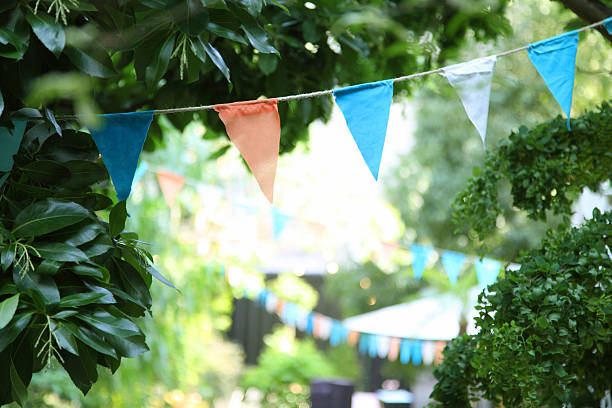 pennant triangolare - festa in giardino foto e immagini stock