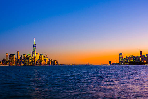 нижний манхэттен, река гудзон и джерси-сити на закате - coral water sunset usa стоковые фото и изображения