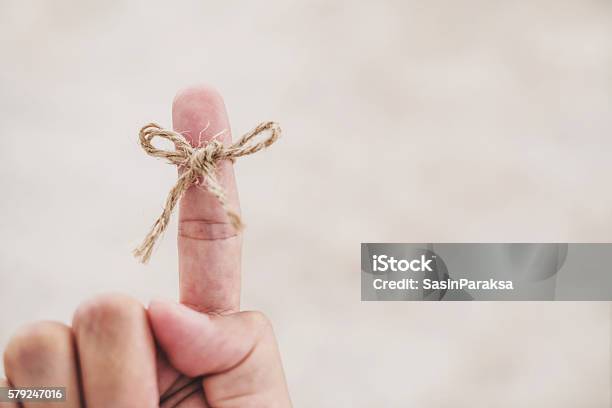 Corda Stanca Intorno Al Dito Messa A Fuoco Selettiva Tono Vintage Soft Focus - Fotografie stock e altre immagini di Ricordi