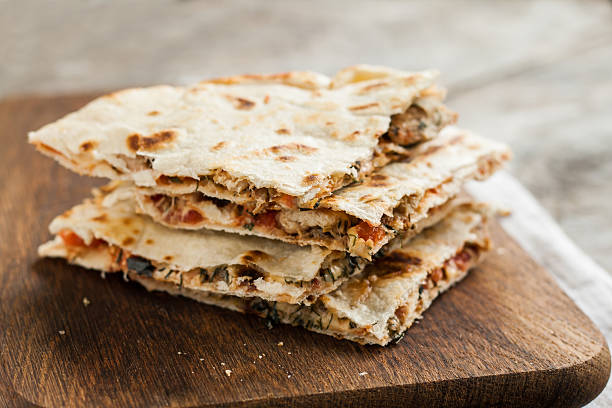 stos quesadillas z kurczakiem i warzywami na rustykalnym - photography indoors studio shot focus on foreground zdjęcia i obrazy z banku zdjęć