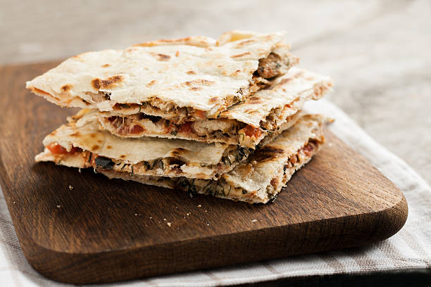 stos quesadillas z kurczakiem i warzywami na rustykalnym - photography indoors studio shot focus on foreground zdjęcia i obrazy z banku zdjęć