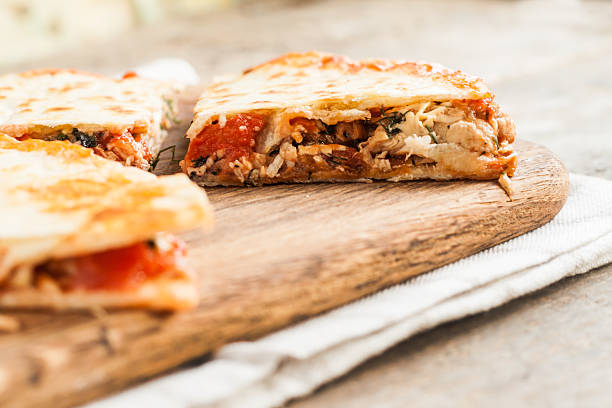 stos quesadillas z kurczakiem i warzywami na rustykalnym - photography indoors studio shot focus on foreground zdjęcia i obrazy z banku zdjęć