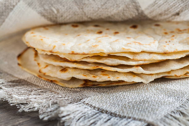 tortillas mexicaines fraîchement cuites pita - unleavened bread photos et images de collection