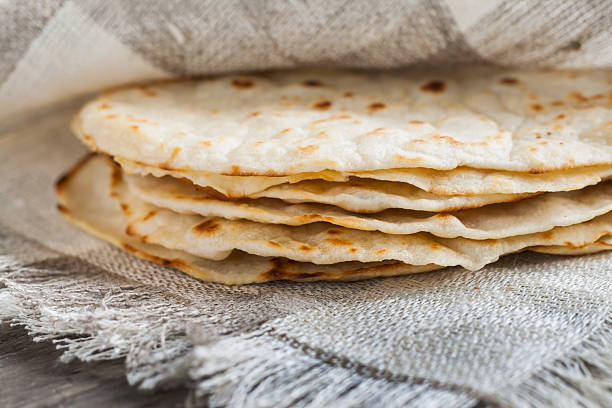 мексиканские лепешки свежеиспеченной лаваш - unleavened bread стоковые фото и изображения