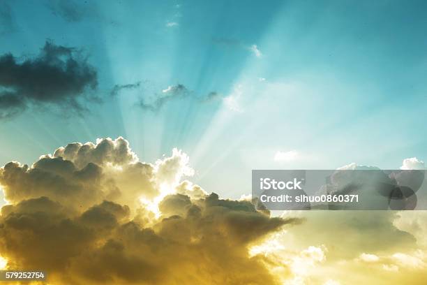 Jesús Luz Foto de stock y más banco de imágenes de Nube - Nube, Paisaje con nubes, Sol