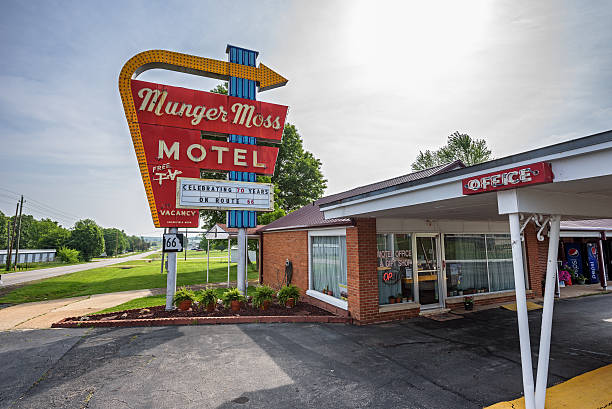 motel munger moss na rota 66 no missouri - route 66 sign hotel retro revival - fotografias e filmes do acervo