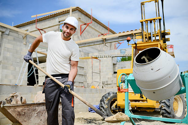 retrato de un trabajador de la construcción guapo en el sitio de construcción de la industria de la construcción - concrete building fotografías e imágenes de stock