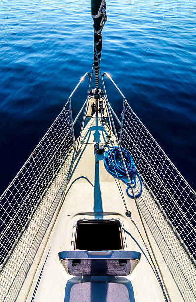 vue de face du voilier sur la mer. - yacht luxury front view ships bow photos et images de collection