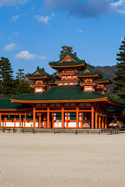 平安神社本門 - 平安神宮 写真 ストックフォトと画像
