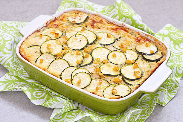 запеканка с цуккини, кукурузой и картофелем в блюде для выпечки - zucchini gratin casserole squash стоковые фото и изображения