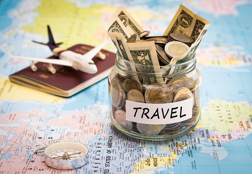 Concepto de presupuesto de viaje con brújula, pasaporte y avión de trabajo photo