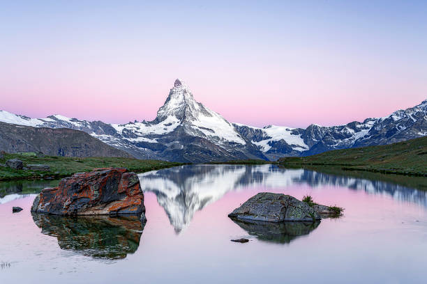 matterhorn ao nascer do sol com stellisee em primeiro plano - matterhorn swiss culture european alps mountain - fotografias e filmes do acervo