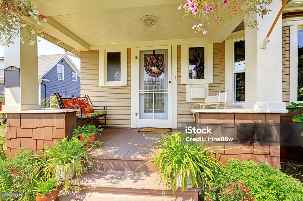 Gemütliche überdachte Veranda mit weißen Säulen in amerikanischen Handwerkerhaus - Lizenzfrei Kunsthandwerker Stock-Foto