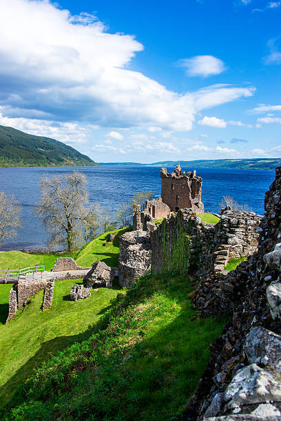restanze del castello di urquhart a loch ness in scozia - scotland castle loch ness urquhart castle foto e immagini stock