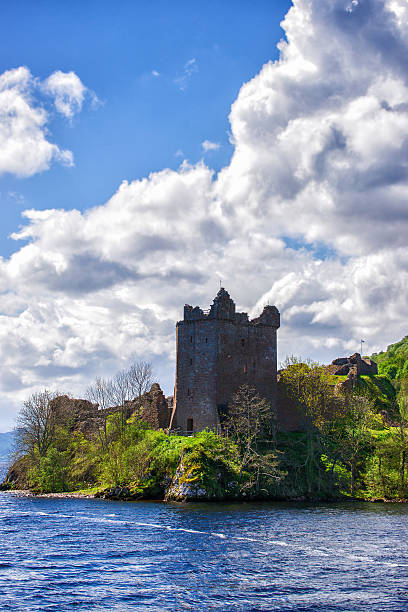 grande torre del castello di urquhart a loch ness, scozia - scotland castle loch ness urquhart castle foto e immagini stock