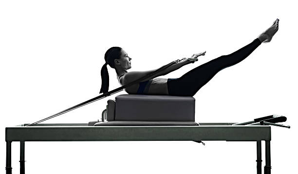 donna pilates esercizi di fitness isolato per i diritti civili - pilates foto e immagini stock