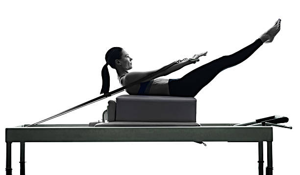 pilates reformer mulher exercícios de fitness isolado - fotografia de stock
