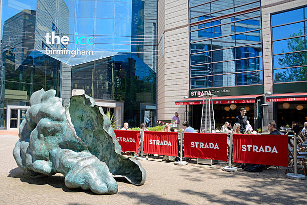 cafe und skulptur außerhalb des icc, birmingham. - international convention center stock-fotos und bilder