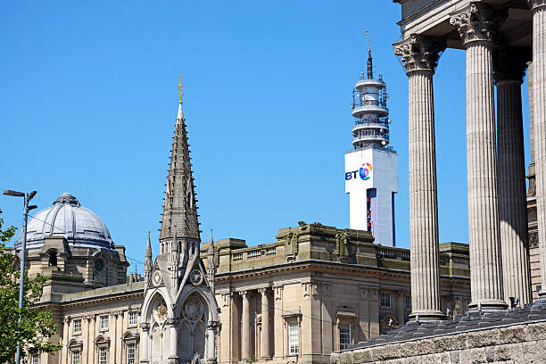 ратуша, дом совета и башня bt, бирмингем. - birmingham west midlands town hall uk стоковые фото и изображения