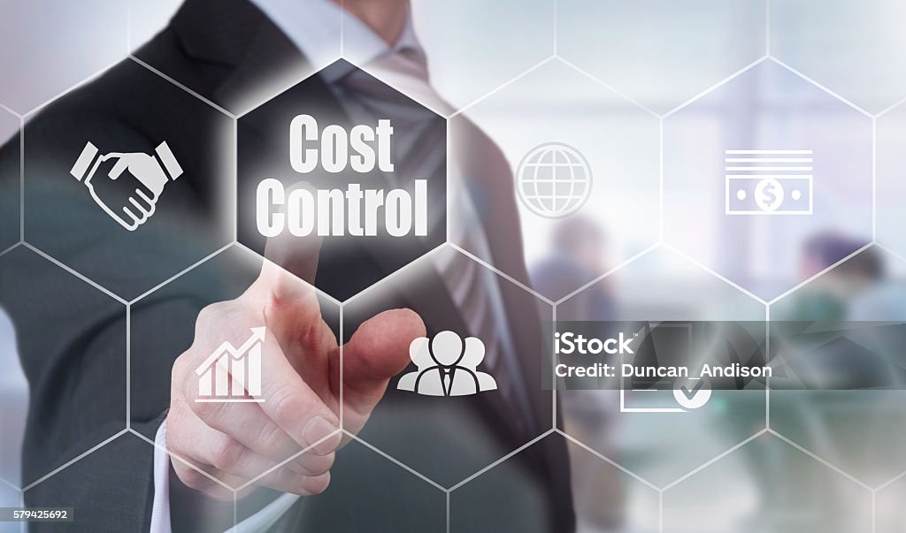 Uomo d'affari che seleziona un pulsante Concetto di controllo dei costi - Foto stock royalty-free di Controllo
