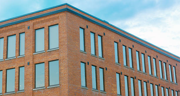 rote backstein gebäude ecke perspektive horizontale ansicht - glass wall office building abstract stock-fotos und bilder