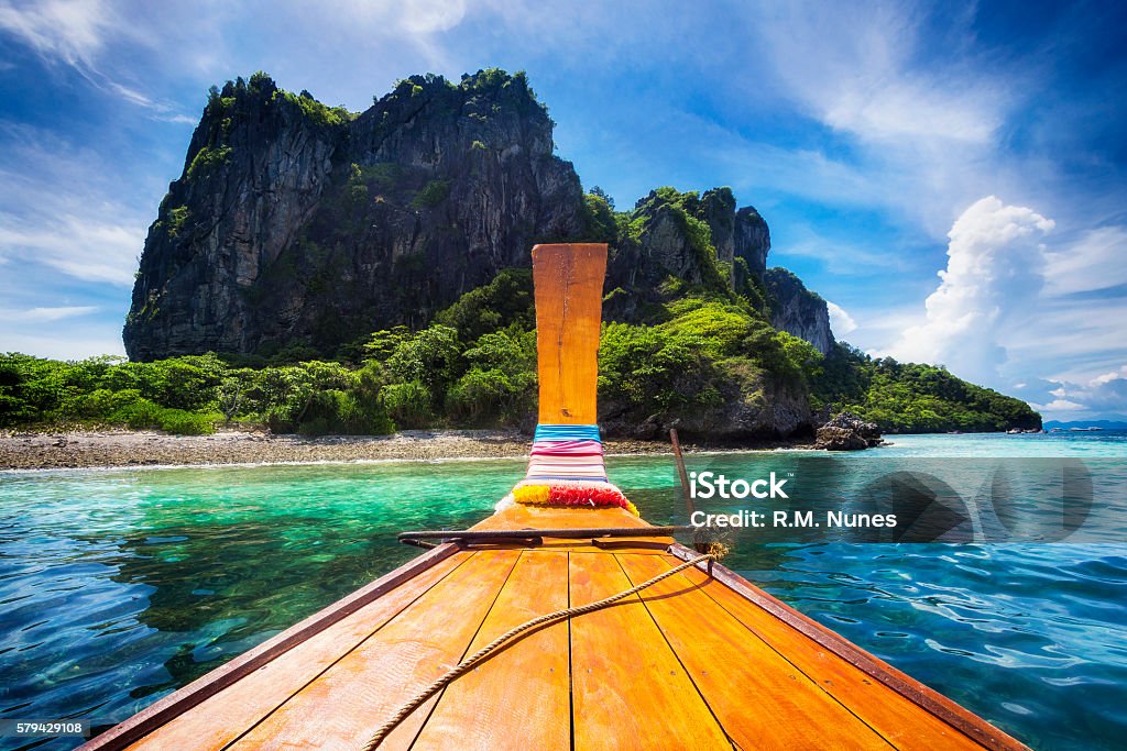 Barca a coda lunga nella baia di Maya, Koh Phi Phi, Thailandia - Foto stock royalty-free di Tailandia