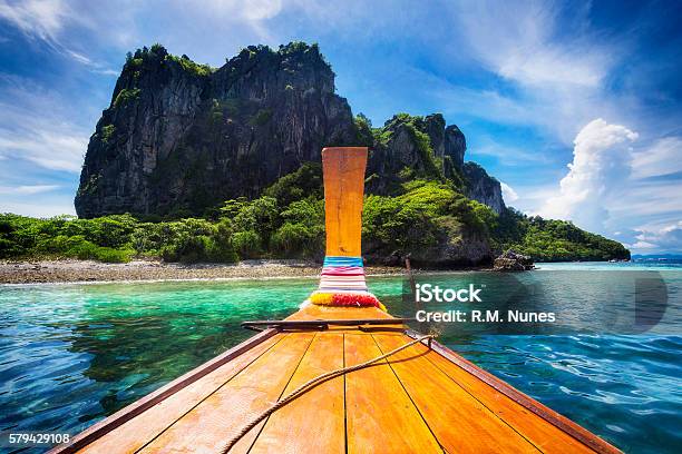 Foto de Barco Long Tail Em Maya Bay Koh Phi Phi Tailândia e mais fotos de stock de Tailândia