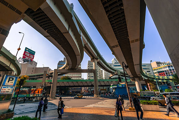 sous une autoroute de tokyo - underbelly photos et images de collection