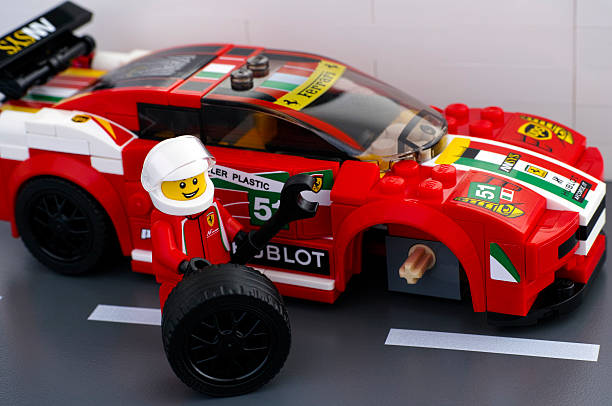 ruota di fissaggio del pilota lego della ferrari 458 - formula one racing foto e immagini stock