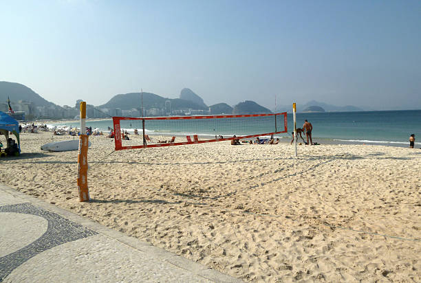 boisko do siatkówki plażowej w: copacabana - brazil beach copacabana beach recreational pursuit zdjęcia i obrazy z banku zdjęć