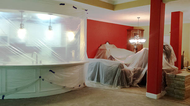 muebles cubiertos de plástico durante el proyecto de remodelación del hogar. - home addition domestic kitchen painting plastic fotografías e imágenes de stock