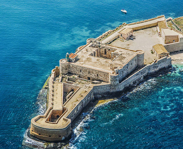 twierdza maniace w syrakuzach sycylia - ship fort castle stone wall zdjęcia i obrazy z banku zdjęć