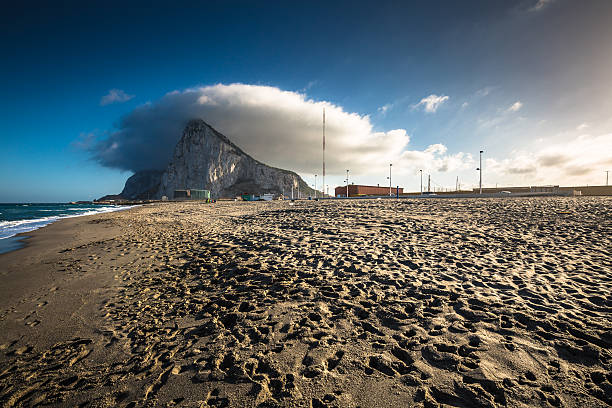 la rocca di gibilterra dalla spiaggia di la linea, - rock of gibraltar foto e immagini stock