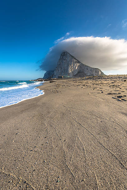 la rocca di gibilterra dalla spiaggia di la linea, - rock of gibraltar foto e immagini stock