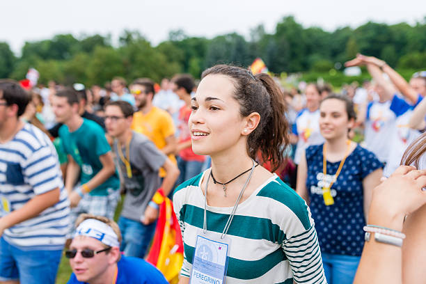 peregrinos durante días en las diócesis antes de la jornada mundial de la juventud - nun praying clergy women fotografías e imágenes de stock