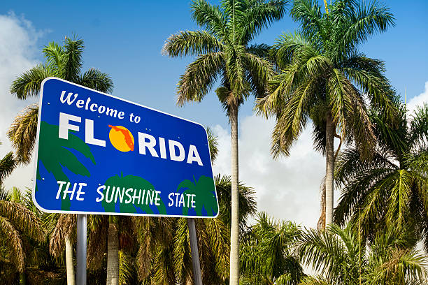 Welcome to Florida USA Low angle tropical landscape with a welcome sign to hot weather gulf coast states stock pictures, royalty-free photos & images