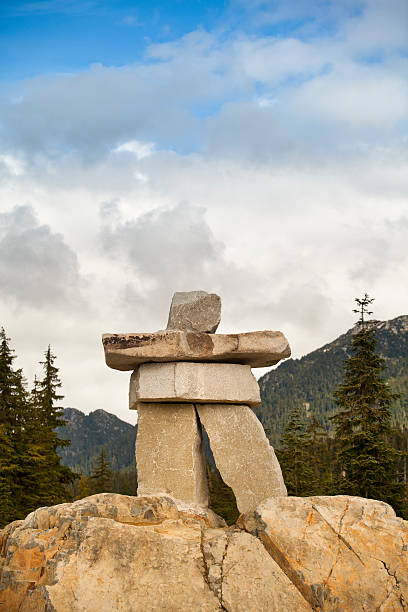 inukshuk sur la montagne - canadian culture inukshuk mountain whistler photos et images de collection