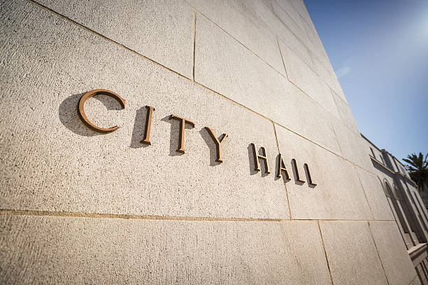 city hall sinal de sopro - guildhalls imagens e fotografias de stock