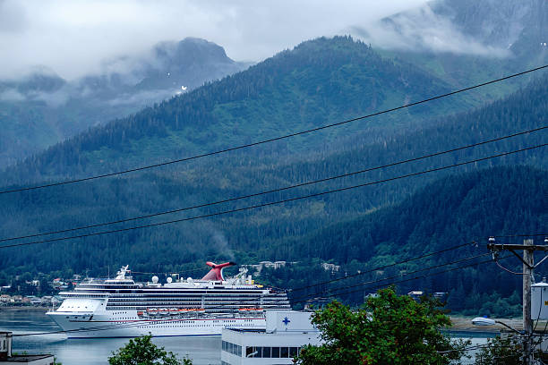 cruise ship in juneau - daily cruiser imagens e fotografias de stock