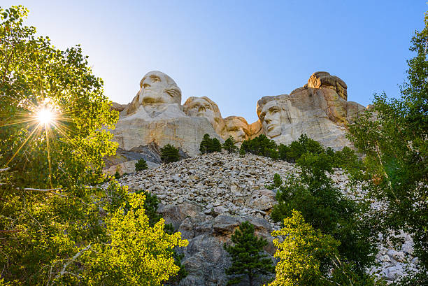 sunburst e monte rushmore 1 - mt rushmore national monument president george washington mountain foto e immagini stock