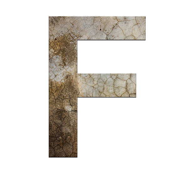 f litera pęknięty izolat tekstury cementu - letter f franc sign alphabet typescript zdjęcia i obrazy z banku zdjęć