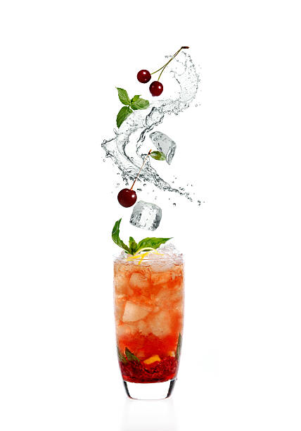 cocktail de salpicos - drink ice splashing spray imagens e fotografias de stock