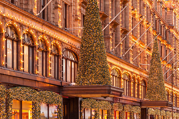 londres, harrods tiendas fachada con tiempo de navidad - harrods fotografías e imágenes de stock