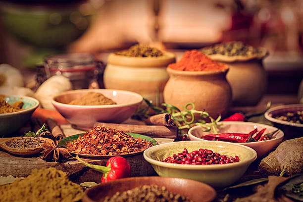 gewürze und kräuter auf hölzerner hintergrund - spice herb ingredient curry powder stock-fotos und bilder