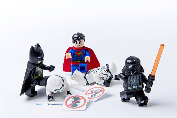 lego batman y superman expulsan a lego stormtrooper y darth vader - superman superhéroe fotografías e imágenes de stock