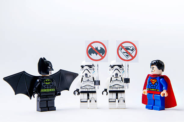 lego minifigure batman e superman. - superman foto e immagini stock