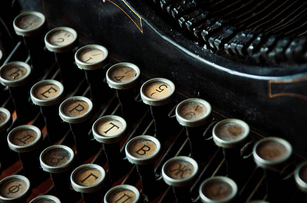 antique typewriter keys close up - computer key old fashioned retro revival alphabet imagens e fotografias de stock