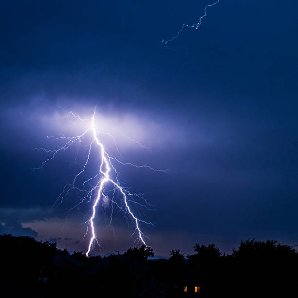 分岐された稲妻。 - lightning storm natural disaster cloud ストックフォトと画像