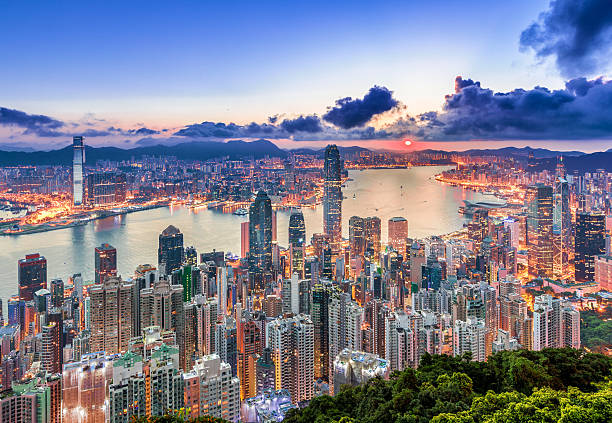 vue de la ville de hong kong depuis le sommet du lever du soleil - high angle view photos et images de collection